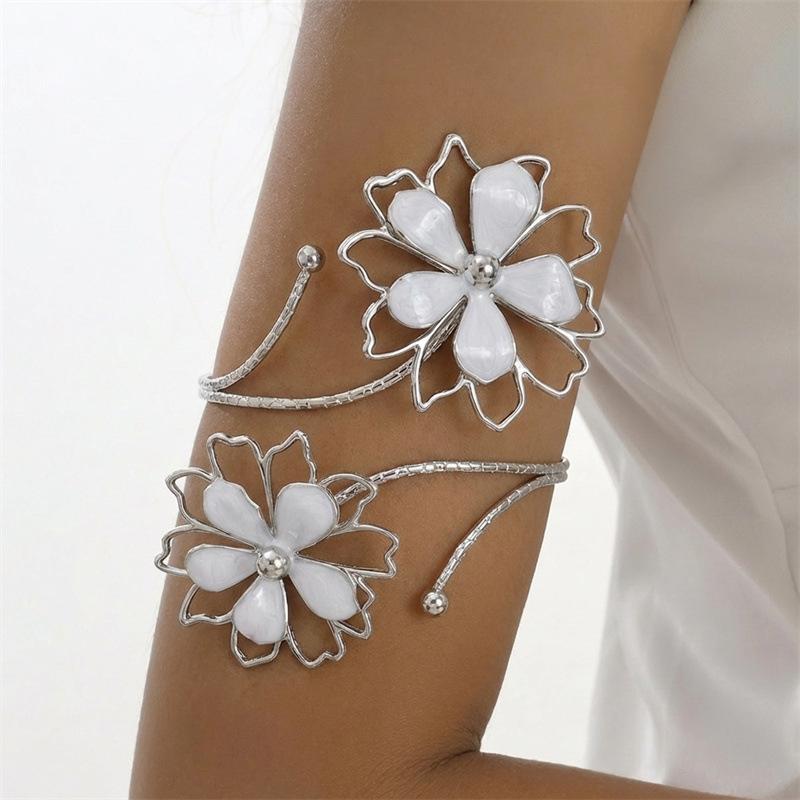 Bohemian Metal Flower Arm Bracelet Women Vintage Punk Style Hollow Bangle Adjustable Upper Arm Cuff Party Jewelry Accessory