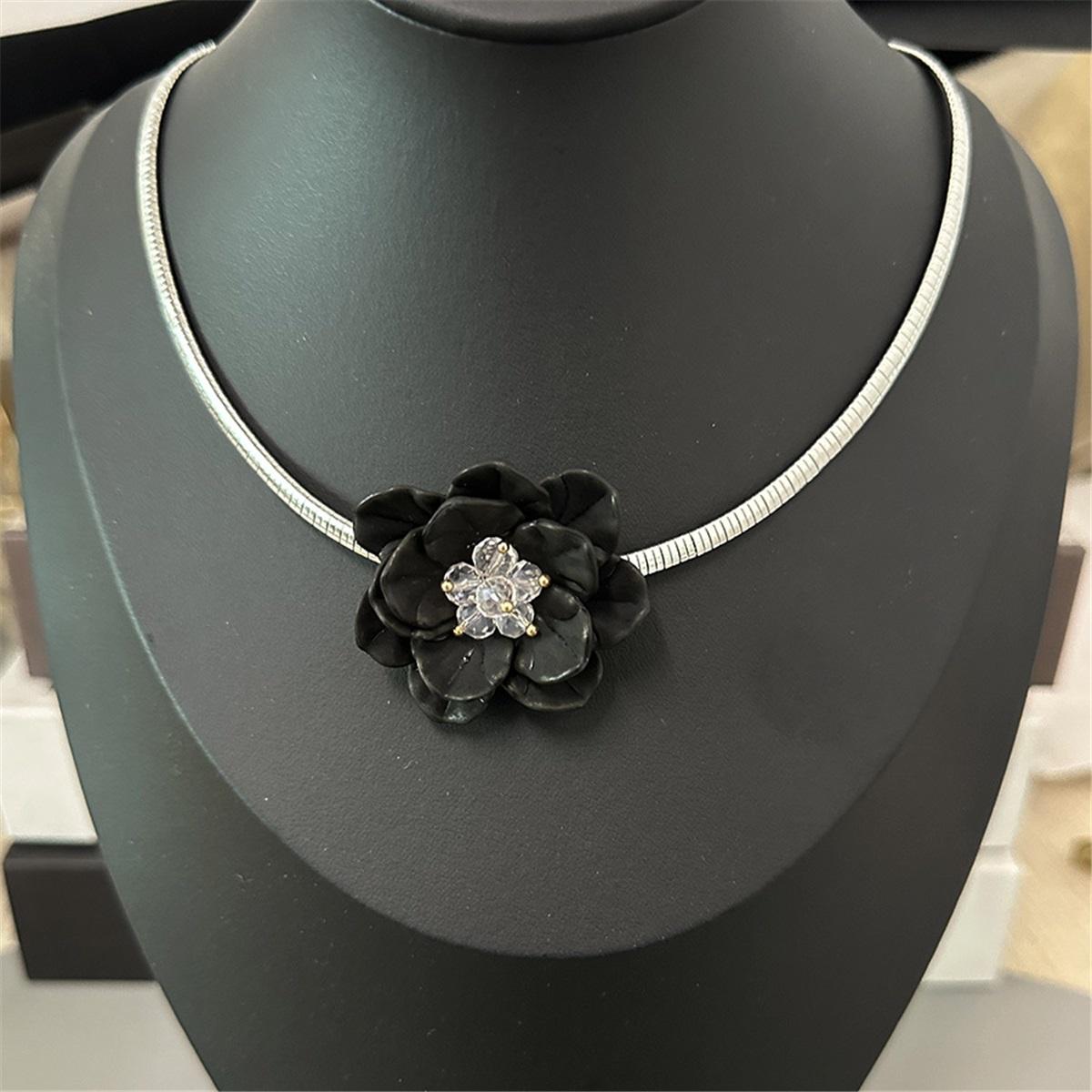 

Tooxika Luxury Small Three-dimensional Black Flower Collar Fashion Hundred Matching Choker Collarbone Necklace