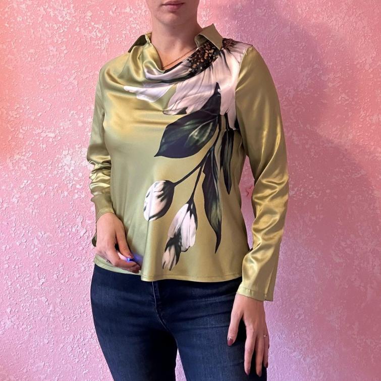 A Simple and Elegant Printed Swing-neck Shirt Collar for Women