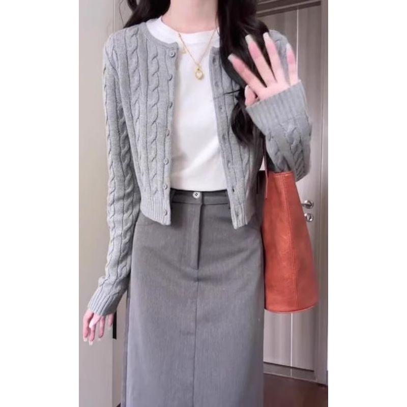 

Двухцветный кардиган с узором «косы», женский, осень-зима 2024, вязаный классический свитер с круглым вырезом и вышивкой, мягкое клейкое пальто-свитер, короткий топ Grey L Recommended 52.50 kg-57.50 kg