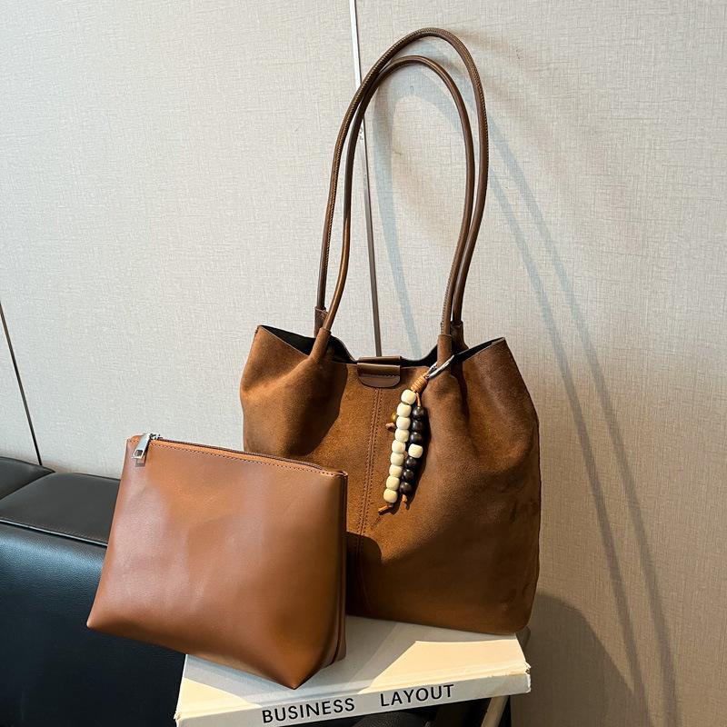 

Retro bag women s large-capacity new autumn and winter suede shoulder shopping bag, premium commuter tote bag коричневый