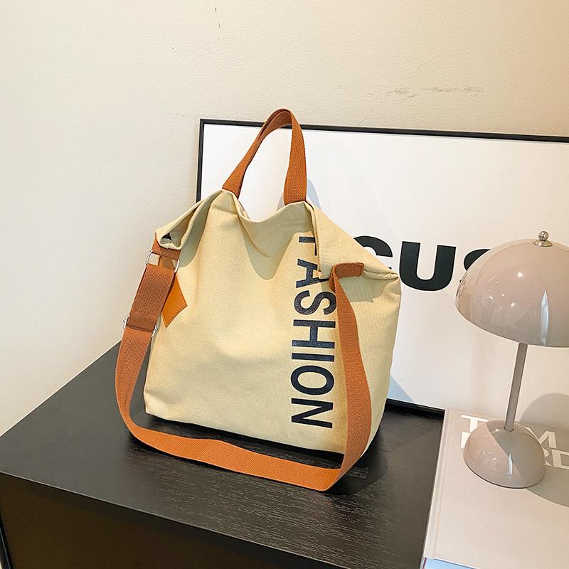 Eye-catching Large Capacity Canvas Tote Bag With Inner Pocket For Practical Daily Use And Commuting