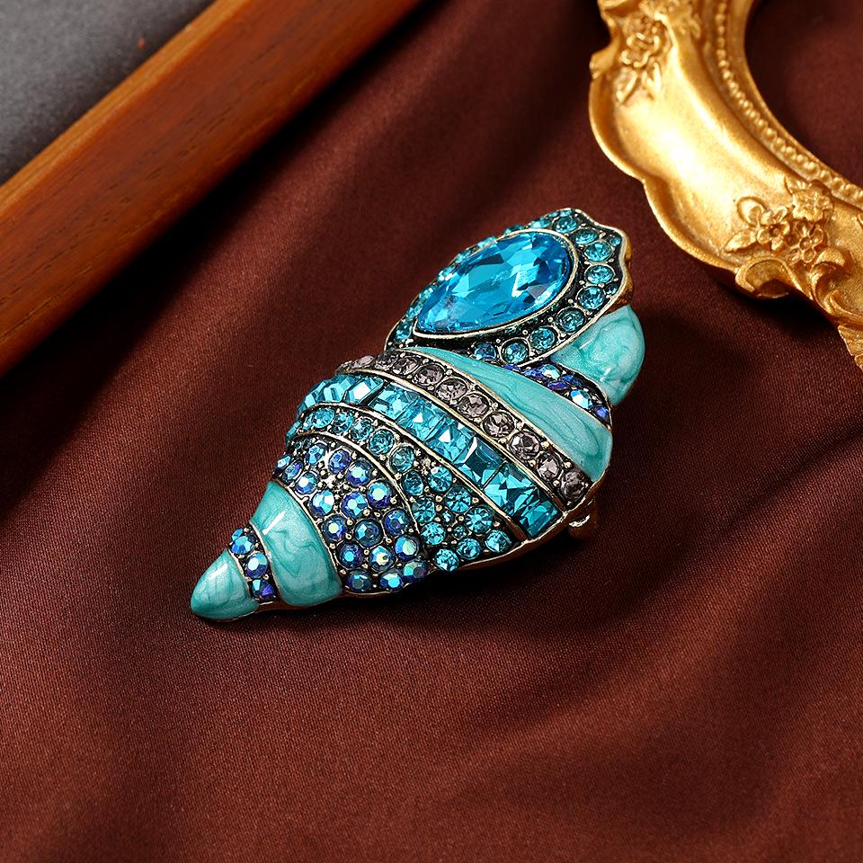 Vintage High-End Chinese Conch Brooch with Drip Oil and Inlaid Diamonds - Elegant Coat Accessory