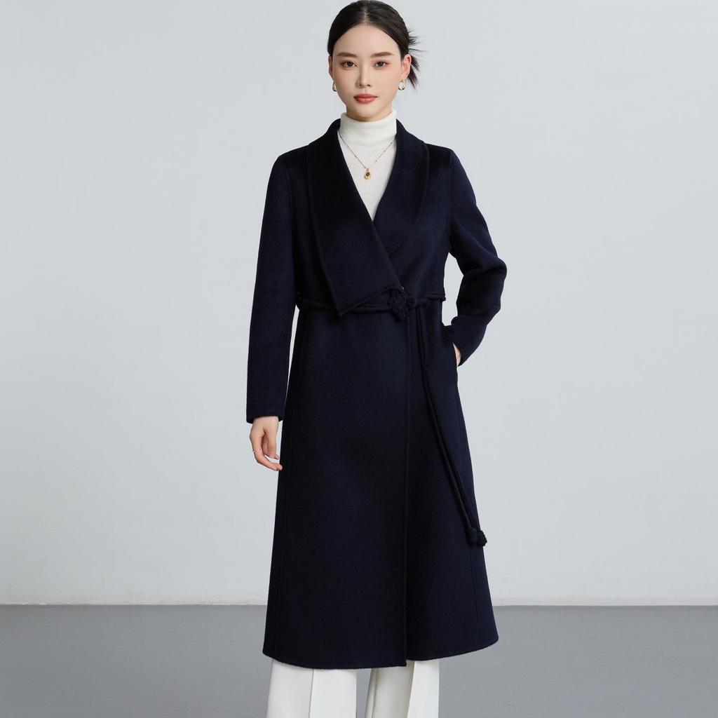 Eleganter doppelseitiger Kaschmantel für Frauen mittleren Alters - Herbst/Winter 2025 Kollektion.