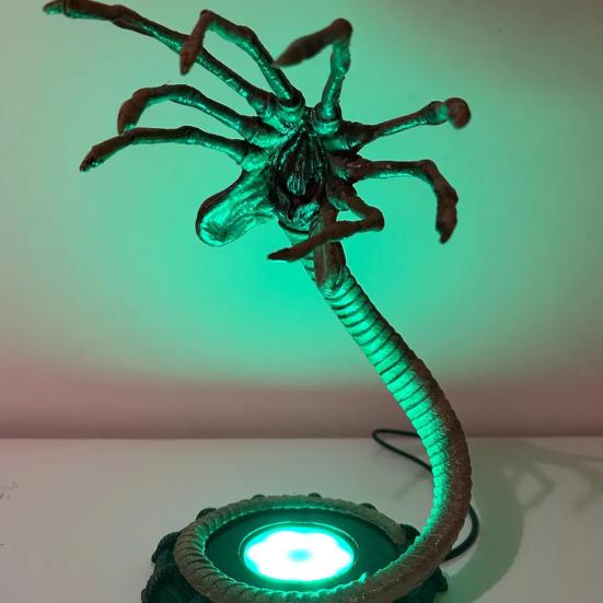 LED Facehugger Night Light Scary Alien Claws Twinkle Light Horror Light Up Facehugger Figurine Table Lamp for Home Bedroom Halloween Indoor Decor