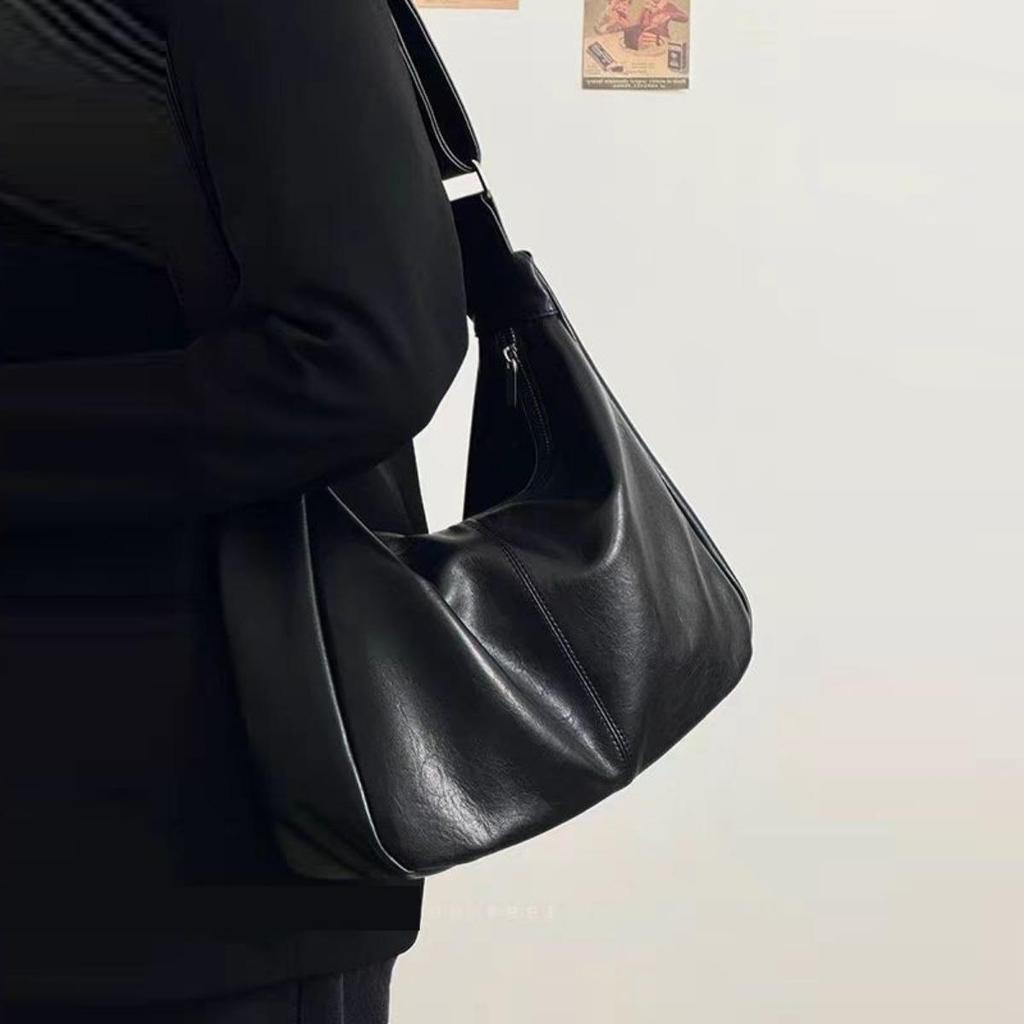 Versatile Fashion Large Capacity Underarm Tote Bag for Commuting