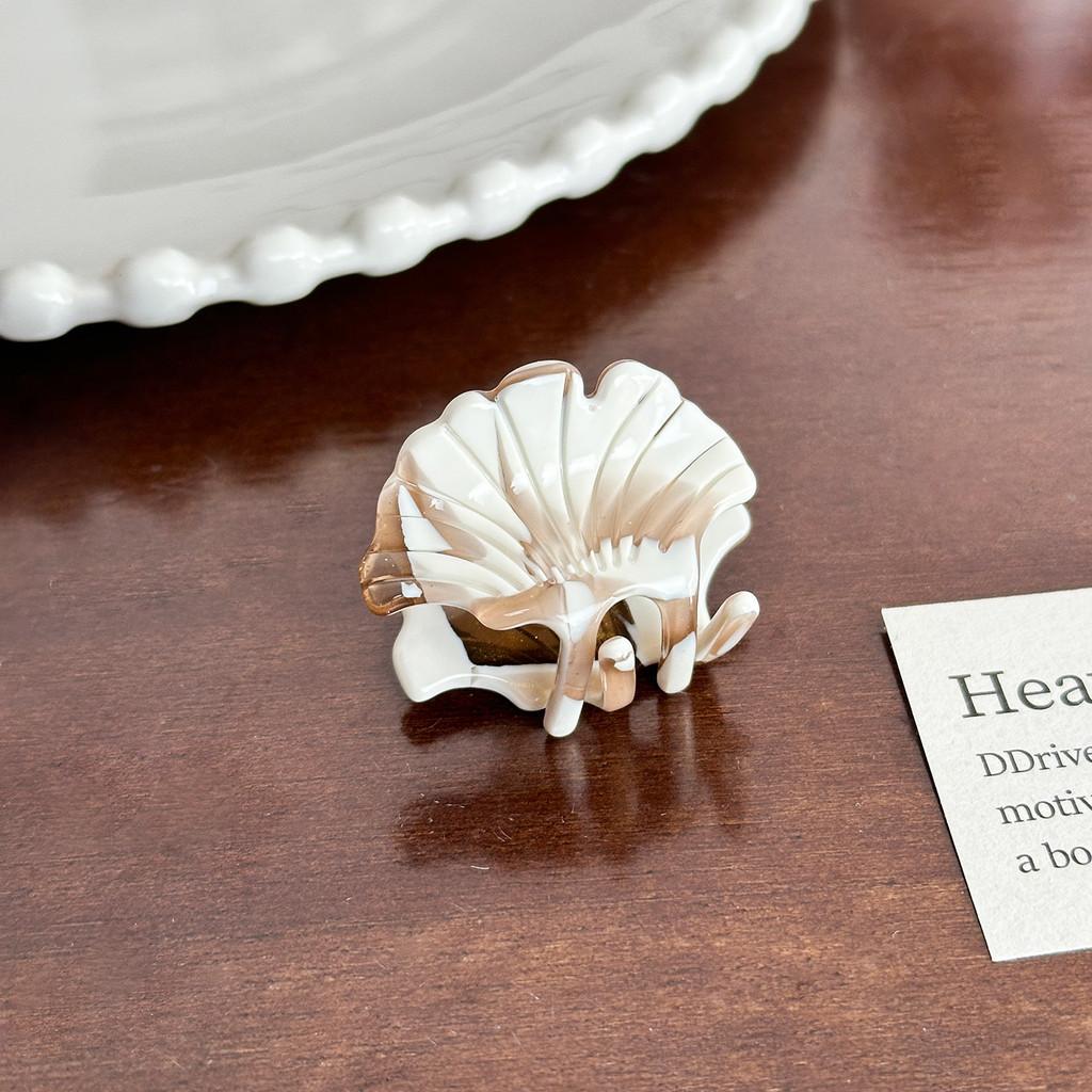 Acetate Hair Chic Claw Clips In Trendy Milk Coffee Color For Modern Fashion And Hairstyles Classy