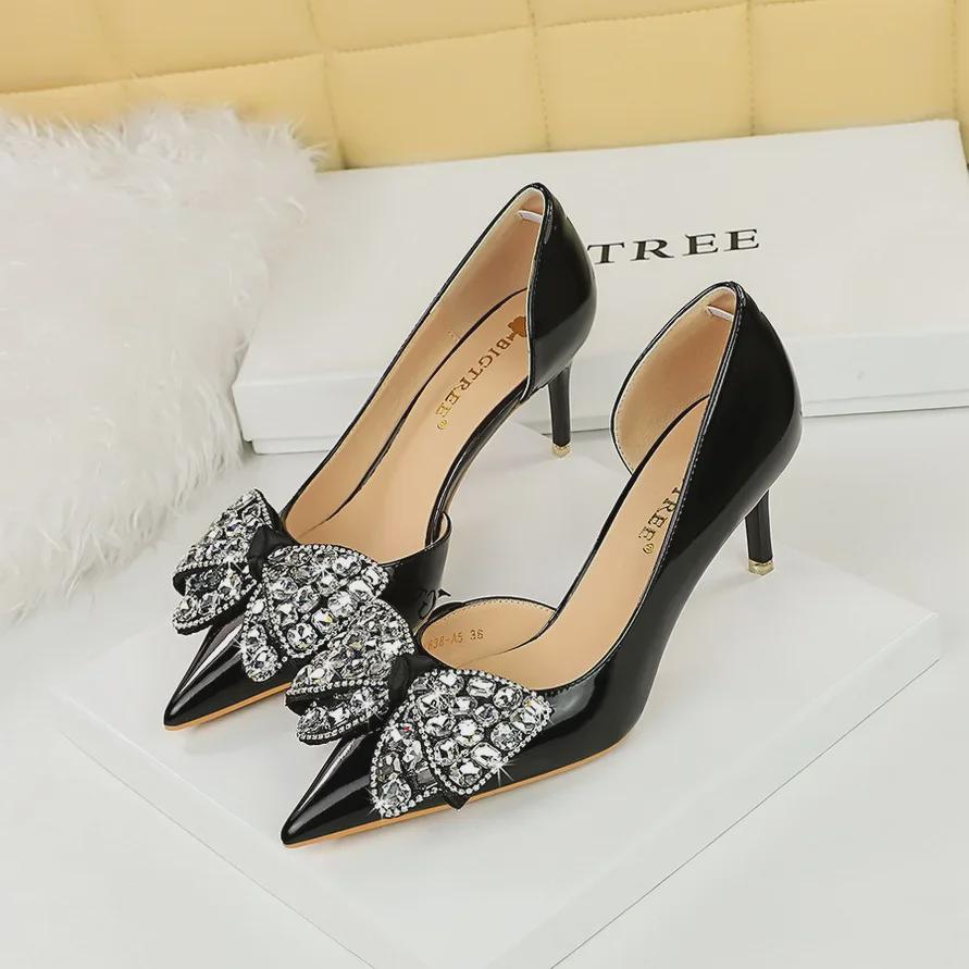Spitze Stilettos im koreanischen Stil – Lackleder mit Strass-Schleifendesign
