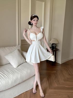 Sexy Tief ausgeschnittenes Spaghettiträgerkleid mit Taillenausschnitt und ausgestelltem Minirock - Nachtclub-Stil