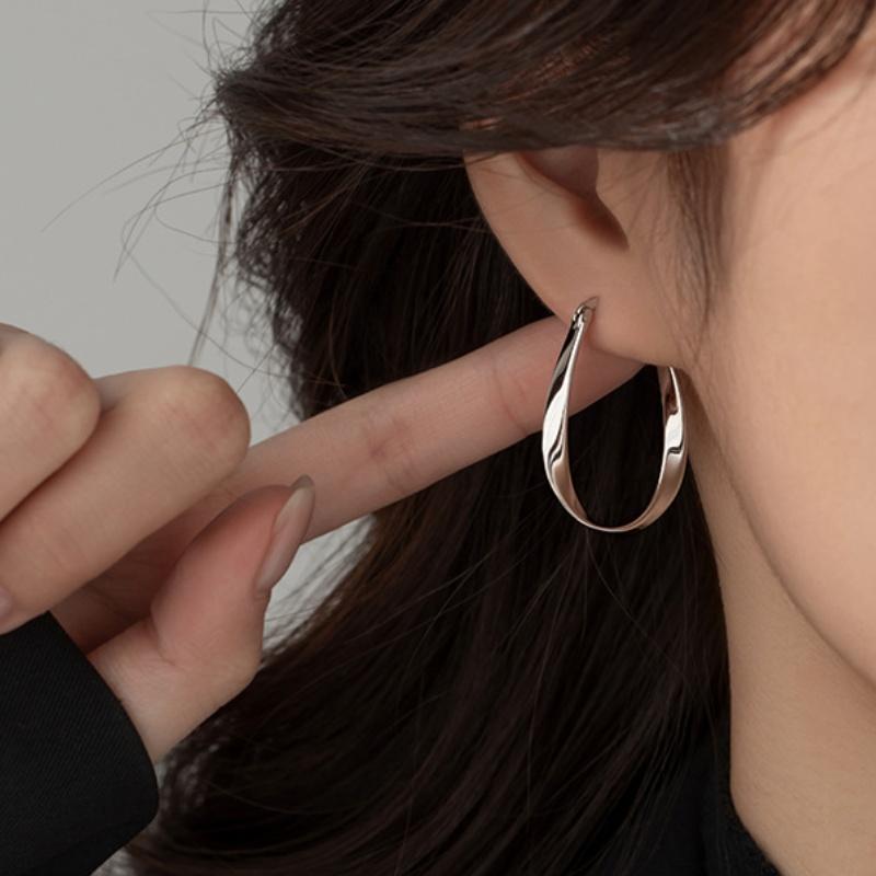 Silver Geometric Twisted Hoop Earrings for Women Mobius Strip Compact Earring Femininity Ear Euckle Jewelry Accessorie
