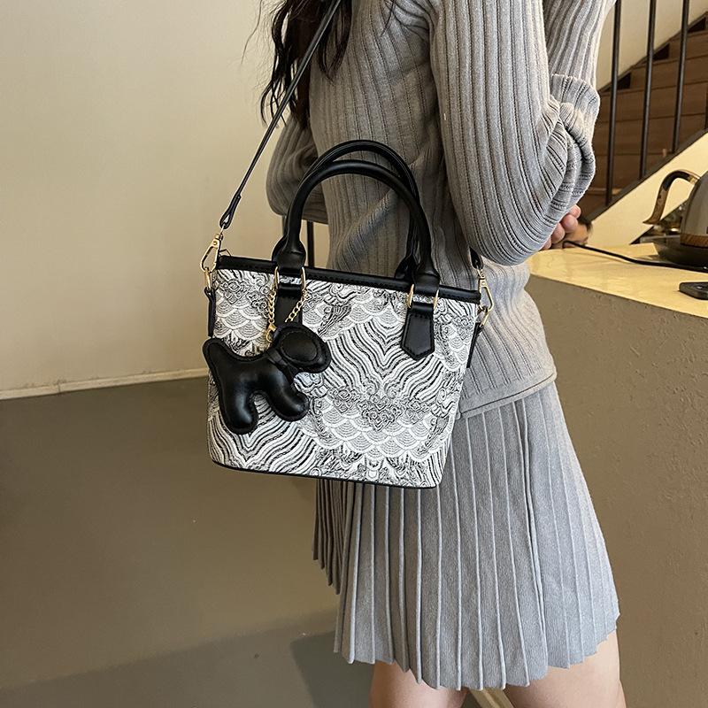 

New Chinese fashion auspicious cloud embroidery premium women s bag 2025 new versatile shoulder messenger bag handbag large capacity 17.5*9*16*10 чёрный