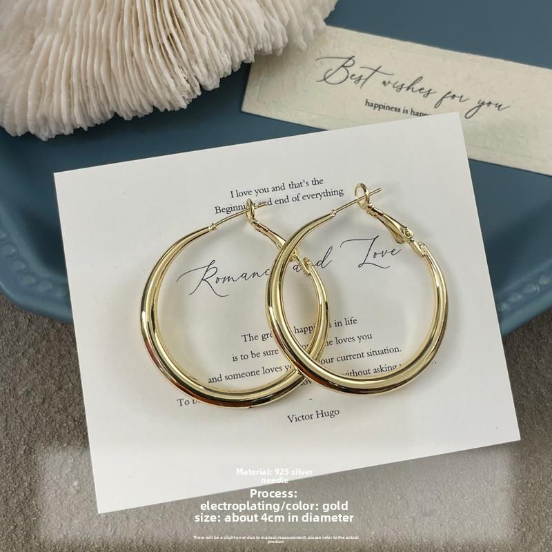 Ballad-style Elegant Round Earrings for Girls, Featuring Small-scale, Exclusive, Luxurious and Fashionable Design, with Exaggerated Style.