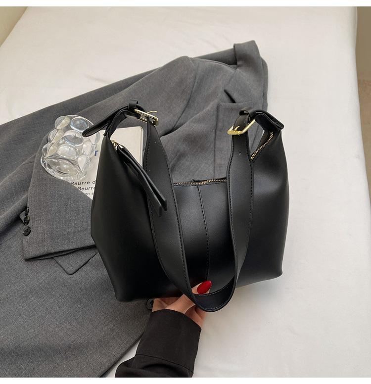 

2025 new fashion texture Korean version of the New Year soft surface high-end solid color handbag one-shoulder armpit bag for women