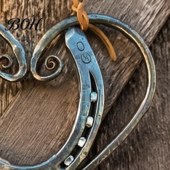 Einzigartiges Valentinstagsgeschenk Hufeisen Herzform Windspiel für Außendekoration im Garten mit Messingglocke Glück Wandkunst Akzente, Rustikales Metall Hängend