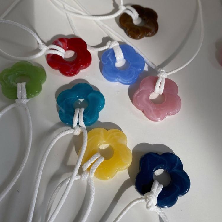 Acrylic Material Flower Neck Jewelry Pendant Choker Suitable for Any Occasion