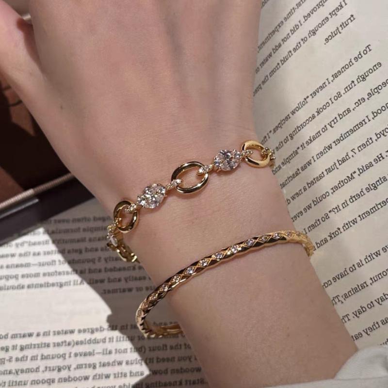 Inspiration Design Glossy Retro Interlocking Diamonds Inlay Bracelet Light Luxury Stacking Style Bracelet Banquet  Gift