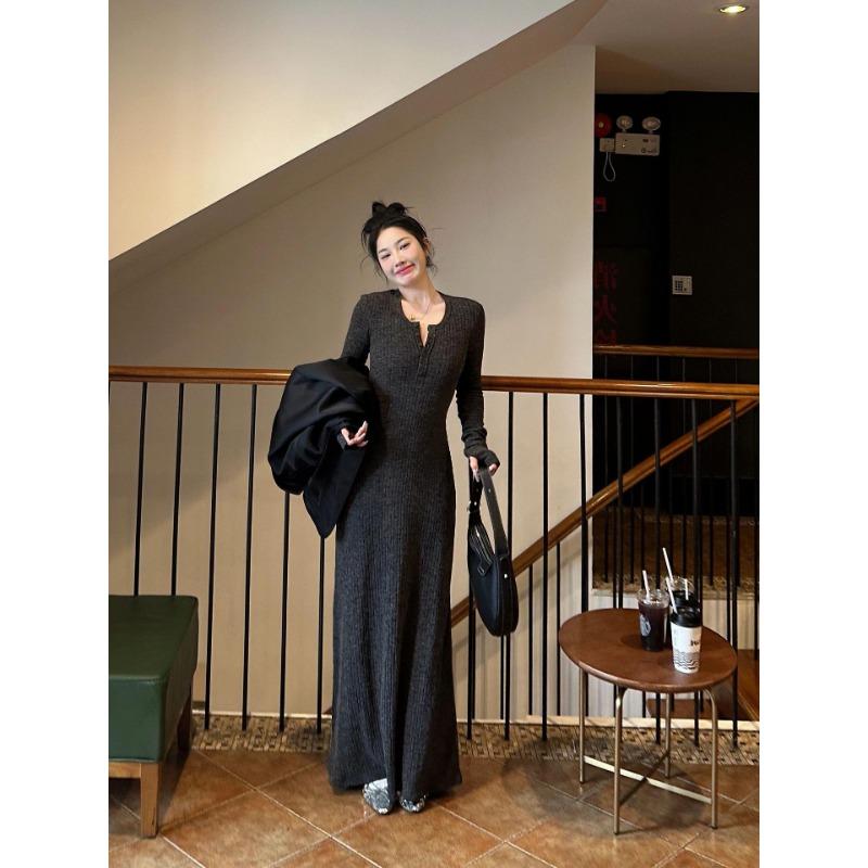 

Новое трикотажное платье черного цвета с темпераментом для кофе-брейка в начале осени, тонкое на талии, с длинным рукавом, юбка-свитер XL серый