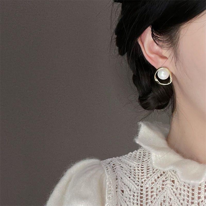 Simple Geometric Pearl Stud Earrings Women'S Light Luxury High-End Niche Design Earrings French Retro Versatile Earrings