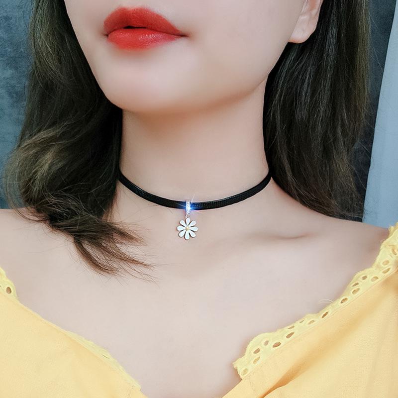 Daisy Necklace, Women's Collarbone Chain, Ethereal and Simple Style, Black Leather Rope Necklace