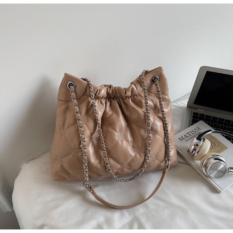 Fashion large-capacity bag women's new Xiaoxiangfeng diamond chain tote bag high-end commuter shoulder messenger bag