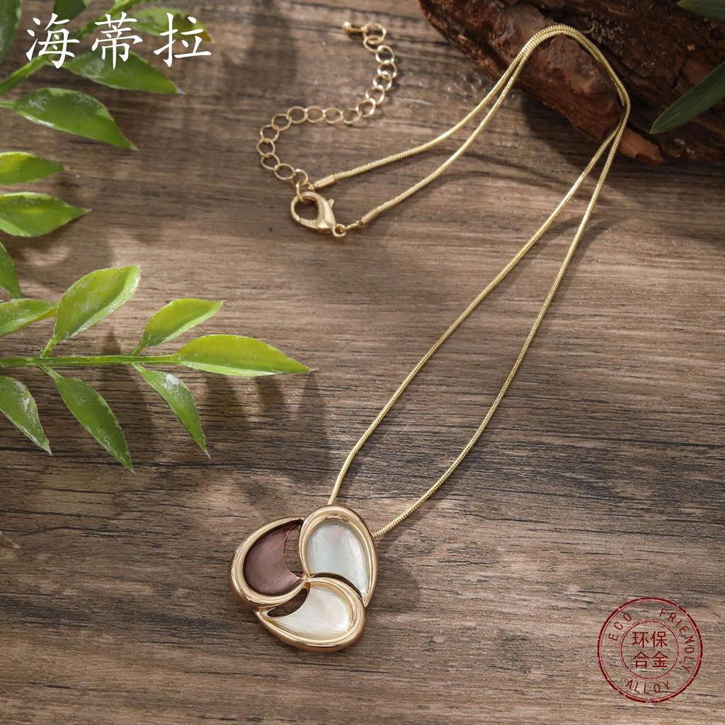New geometric hollow painting oil clover small pendant, simple and exquisite women's versatile clover neck chain