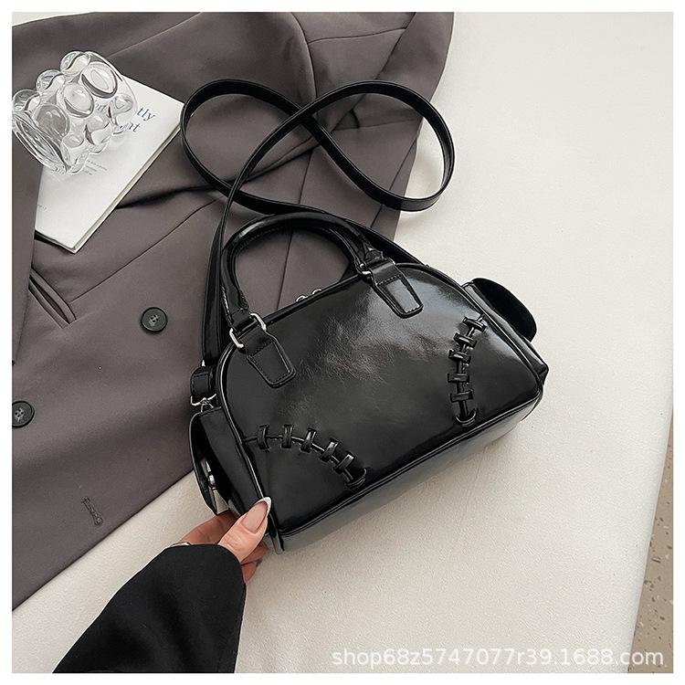 Niche Design Portable Bowling Bag Women's 2025 New Korean Version Versatile Messenger Bag Foreign Style Fashion Commuter Bag