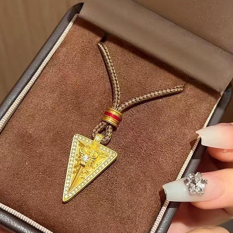 Antike Goldhandwerkskunst Geprägtes Dreieck Volldiamant Exquisites Halsketten-Schmuckstück Ethnischer Stil Glänzender Drachenanhänger Bankettschmuck