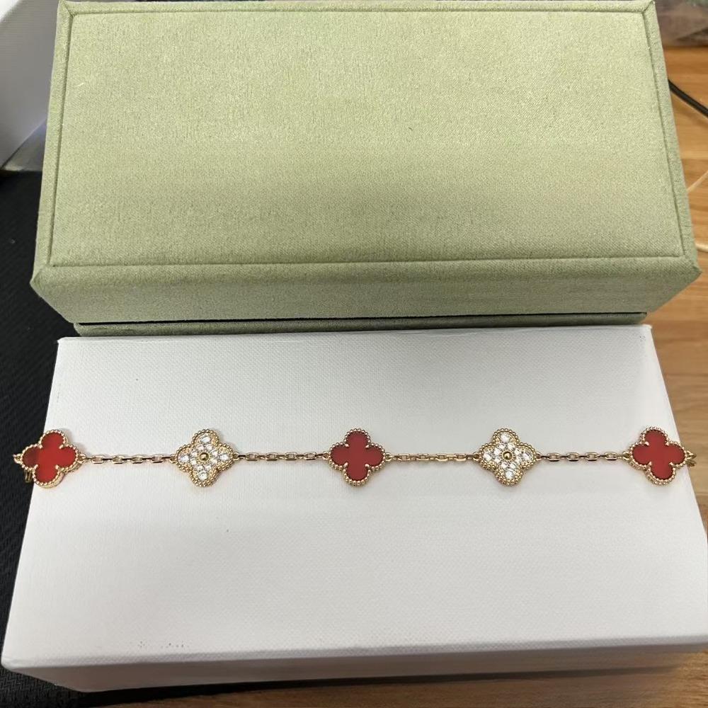 Vierblättriges Klee- und Fünfblüten-Armband mit rotem Achaten - Ein Geschenk für deine Freundin