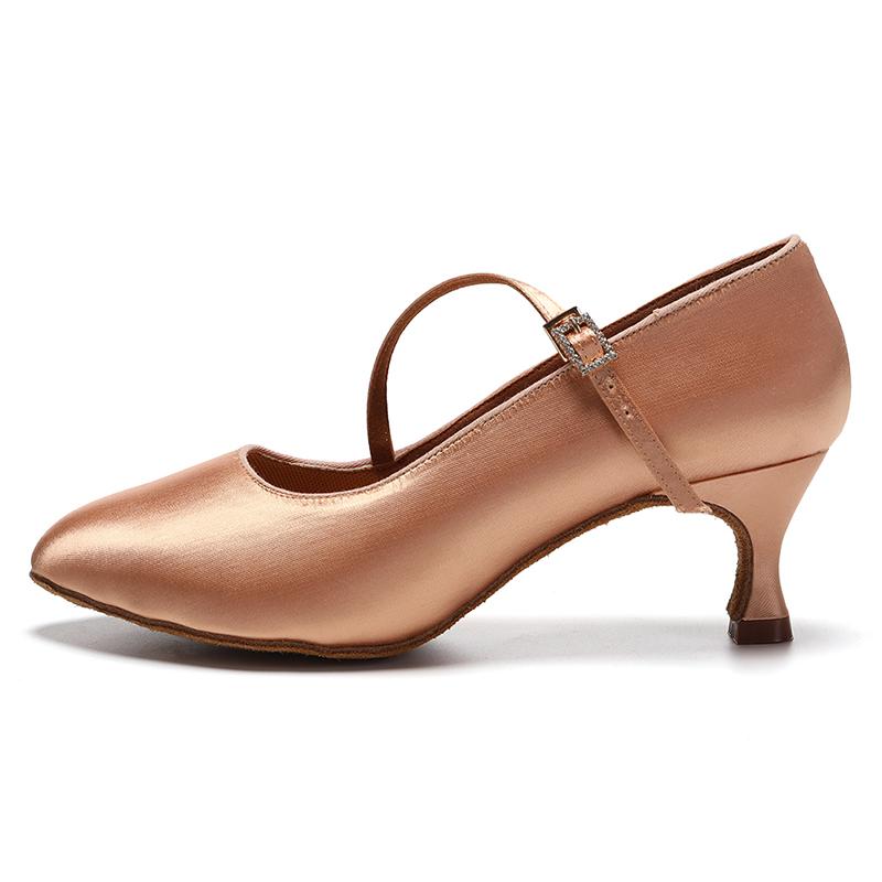 

Модні шовкові жіночі сучасні танцювальні туфлі Туфлі для танго латинських танців Вальсу Закритий носок Танцювальні туфлі на підборах 5 см 36 бежевий