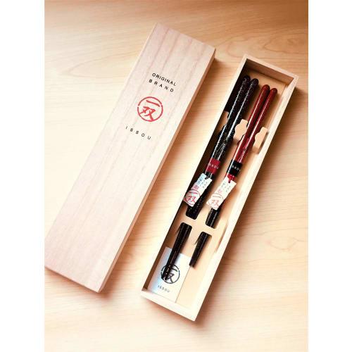A Pair of High-quality Chopsticks In a Paulownia Wood Box, Perfect As a Wedding Gift. Features a Stylish Wakasa Lacquer Design and a Star-studded Patt