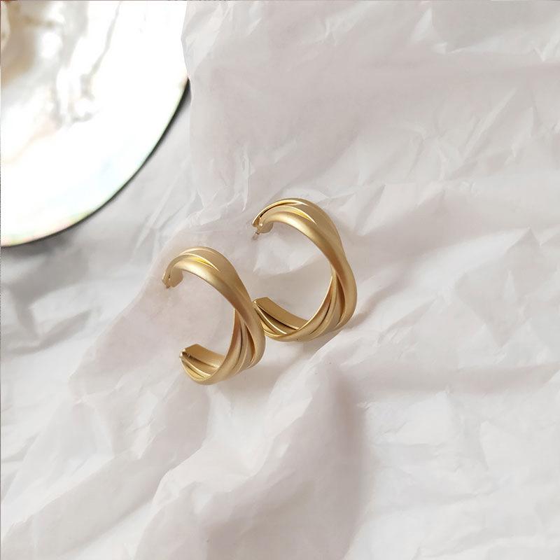 Silver Needle Irregular Stud Earrings: Retro European-American Style for Daily Versatile Wear with a High-End Luxurious Appeal.