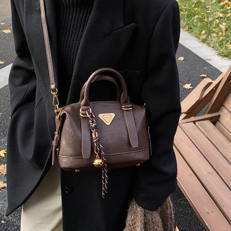 2025 New Autumn and Winter Boston Pillow Bag Fashion Versatile Messenger Handbag Trendy Women's Bag