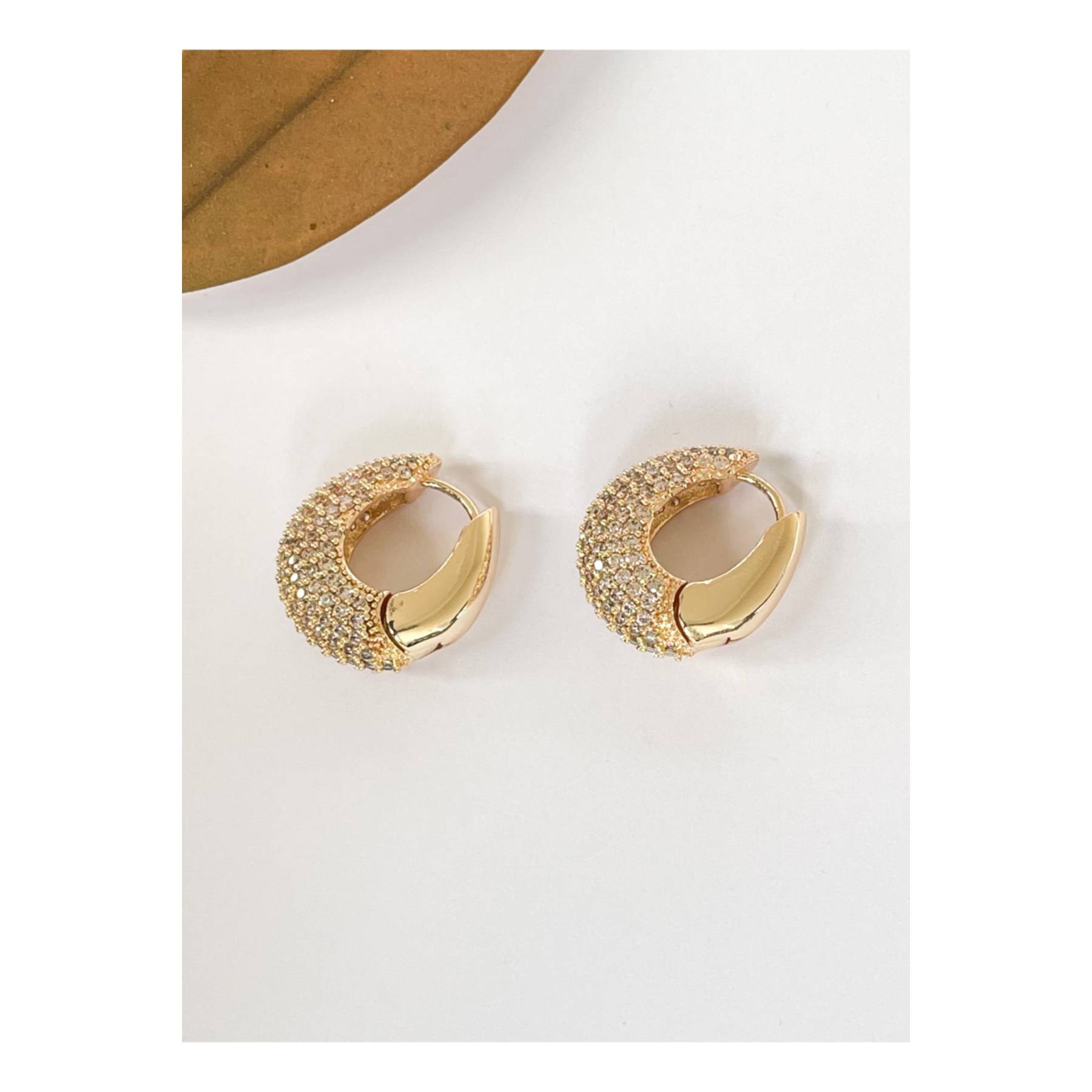 

Золотые серьги с выпуклым цирконием специального дизайна