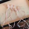 Fermaglio per Capelli con Nappa e Fiocco in Perline e Nastro Francese per Bambine – Doppia Pinza Intrecciata Stile Balletto