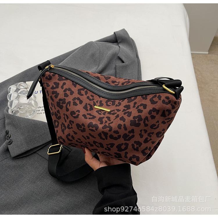 

Super fire small bag women s autumn and winter 2025 new fashion matte leopard print messenger bag women go to work small bag темно-коричневого