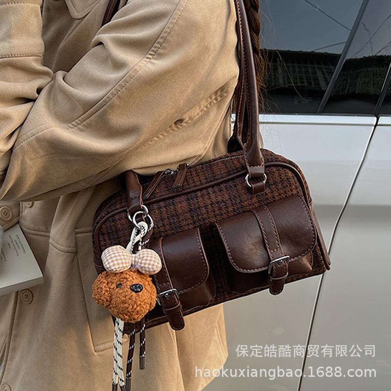 Large Capacity Bag Women's Autumn and Winter 2025 New Woolen Retro Shoulder Armpit Bag Casual Work Commuter Pillow Bag