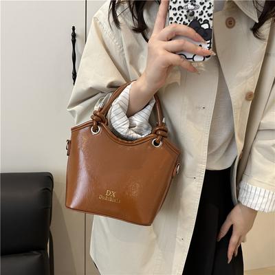 Casual Simple Fashion Bucket Bag Niche Design Light Luxury Women's Bag Large Capacity Commuter Women's Shoulder Bag