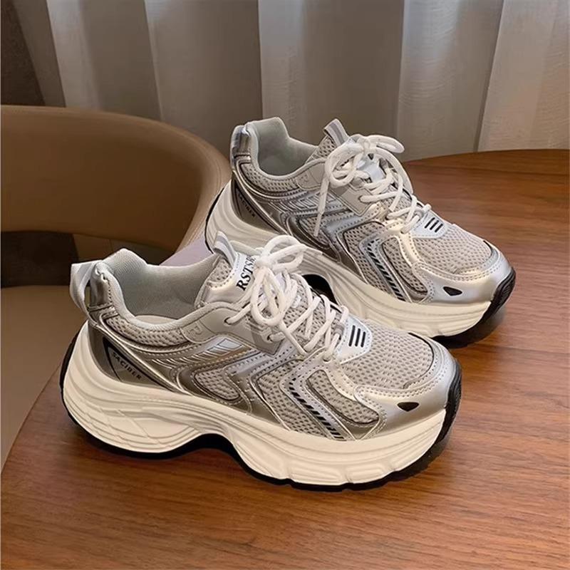 

Showing feet, small platform dad shoes, women s 2025 spring and summer new mesh breathable small height increase sports and leisure shoes 35 серебряный