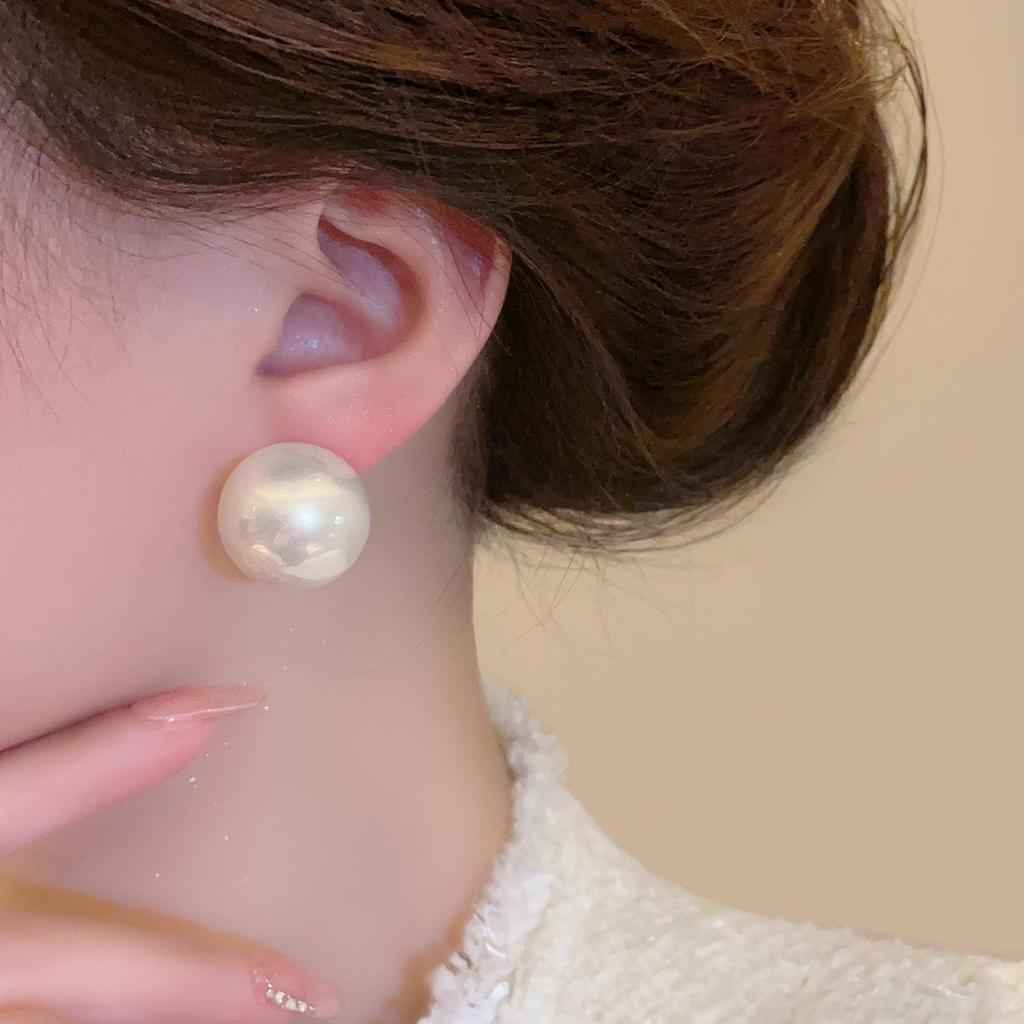 Elegant French Pearl Stud Earrings 2026 - Light Luxury Fashion