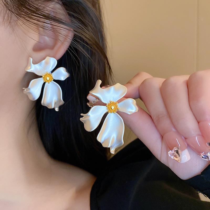 Exquisite and Shiny Earrings, Fashionable and Exaggerated, Atmospheric Earrings, Banquet Light Luxury and High-end Earrings