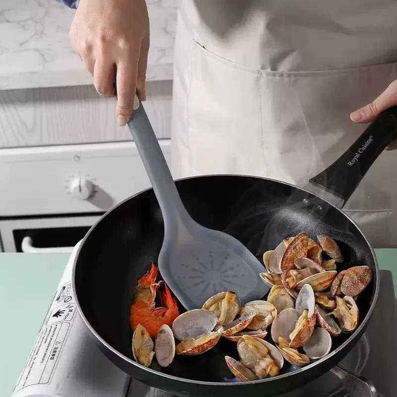 Baogang Silicone Kitchen Set: Semi-transparent Chinese Style Non-stick Spatula and Spoon, Food Grade, Ideal for Home Cooking.