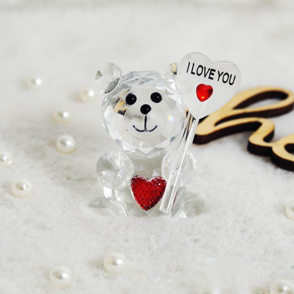 Roztomilý medvídek ve tvaru srdce držící nápis I LOVE YOU Valentýnská ozdoba