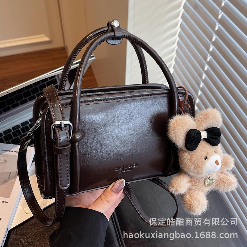 This Year, Popular Small Bags Are Women's Autumn and Winter Versatile 2025 New Retro Shoulder Messenger Bags, Popular Portable Small Square Bags.