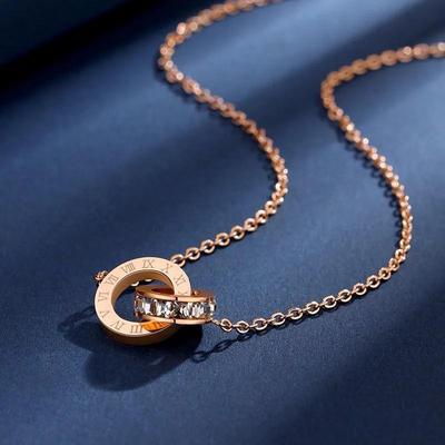 Collana con doppio anello digitale romano coreano, nuova, leggera, lussuosa e con piccolo supporto, in acciaio al titanio, resistente allo sbiadimento, con ciondolo a tinta unita per donna
