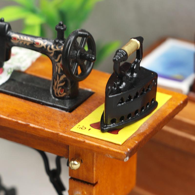 1:12 Dollhouse Mini Sewing Accessories - Black Retro Iron