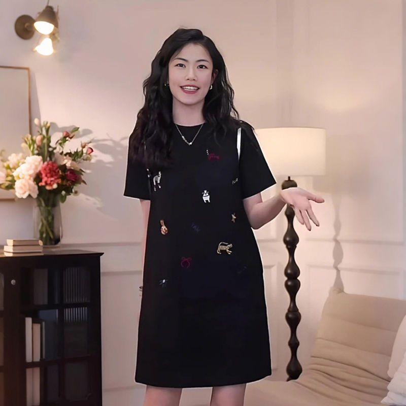 This Summer's New Design Is Fashionable and Elegant, Featuring A Casual Mid-length Dress That Covers The Hips and Shows Off A Slender Figure