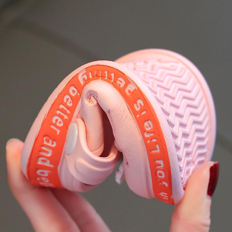 EVA Kinder Rutschfeste Sommer Hausschuhe für Innen: Weiche Crocs mit geschlossenen Zehen für Baby-Jungen & -Mädchen.