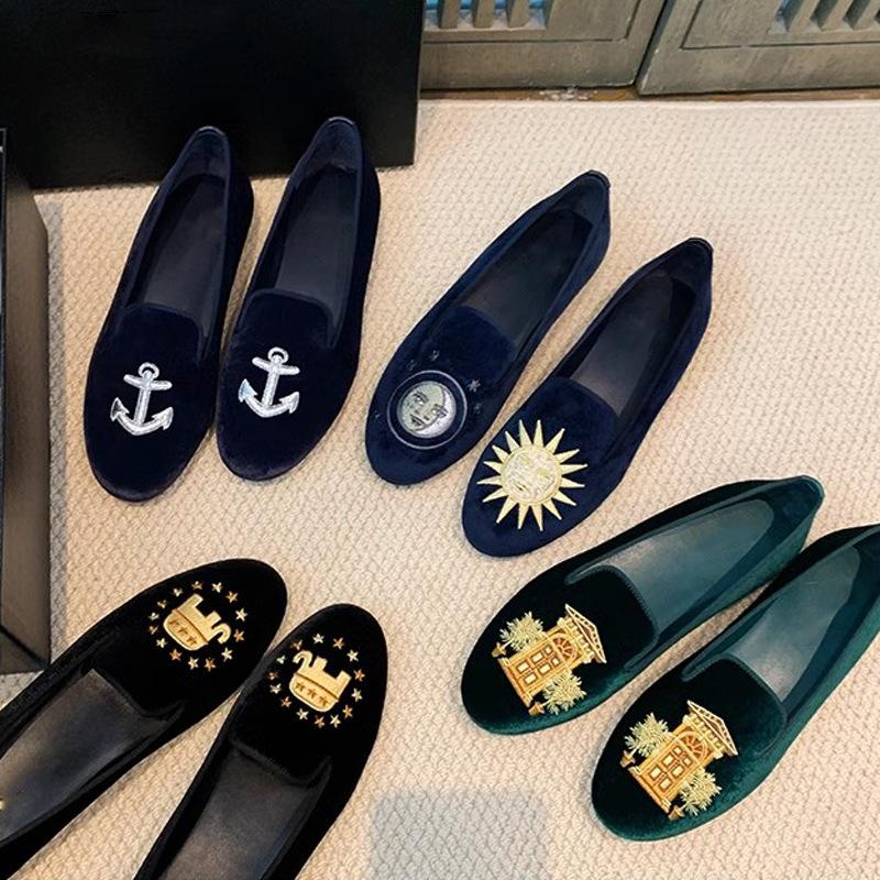 

Autumn and winter new French exquisite embroidery one-pedal velvet flat-soled soft-soled love bean single shoes women 35