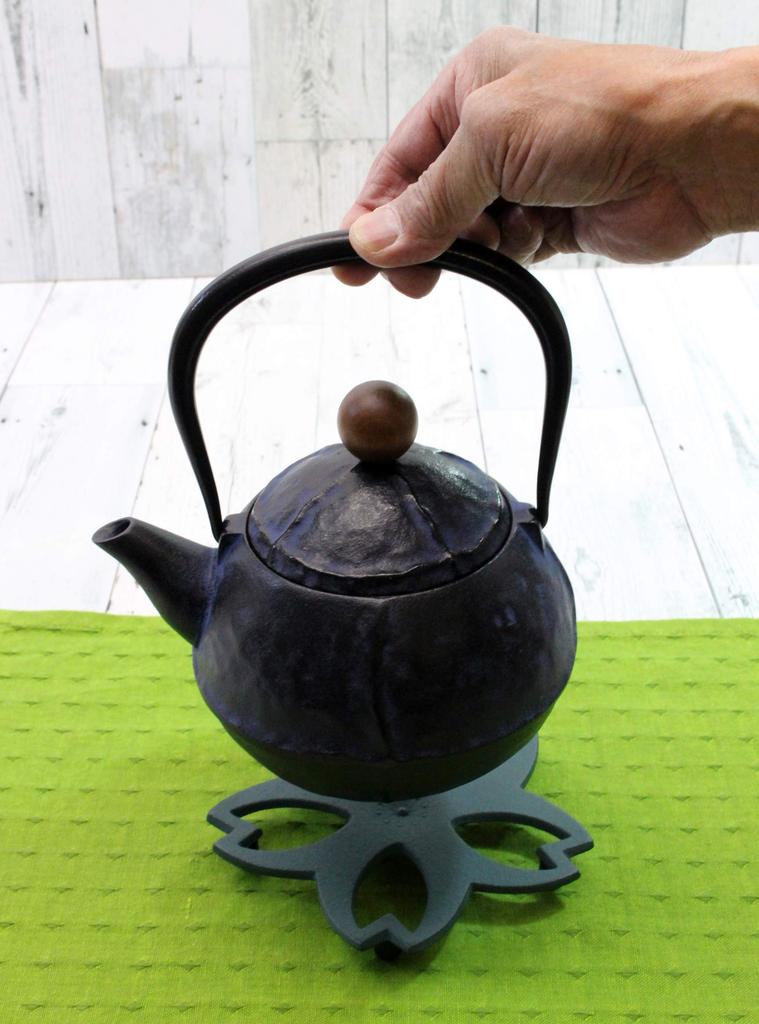 Ikenaga Iron Works Living with Iron Nanbu Iron Kamashiki Sakura (Large) Green Bamboo Gift Wrapping Available