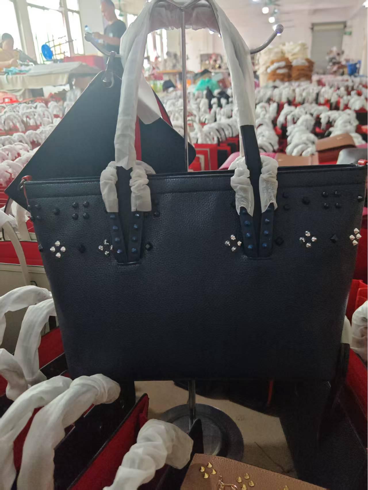 

European & American Style Large Capacity Mother-and-Child Tote with Lychee Pattern and Rivet Detail 30x11.5x24 cm